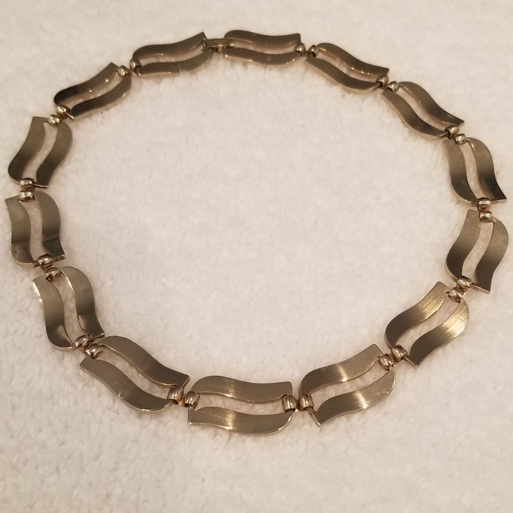 Vintage Signed Monet Quality Elegant Gold Wave Chocker Necklace - Picture 3 of 3